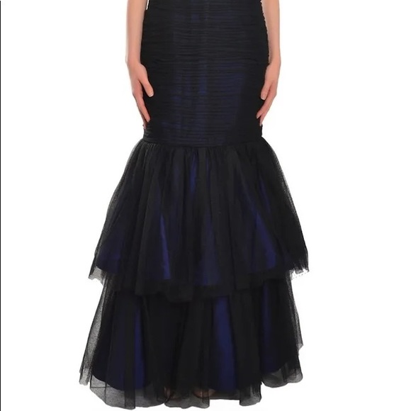 Monique Lhuillier V-Neckline Tiered Trumpet Gown - Picture 5 of 12